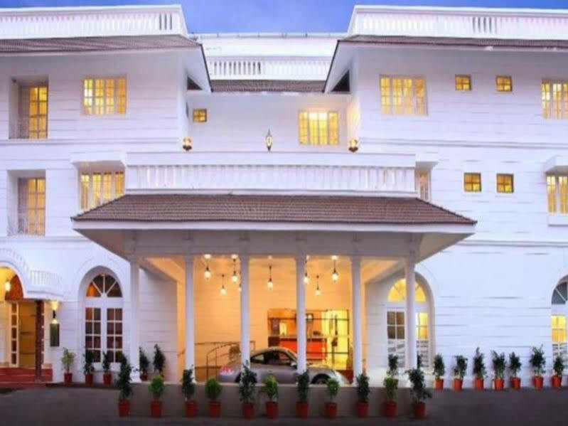 хотел luciya дворец trichur Thrissur Екстериор снимка